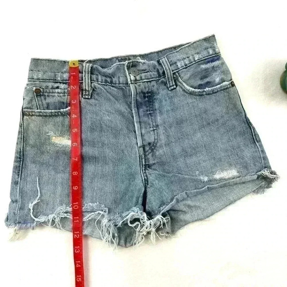 Levi’s Retro Highrise Butterfly Light Wash Distressed Wedgie Jean Shorts Size 26 - Picture 16 of 16